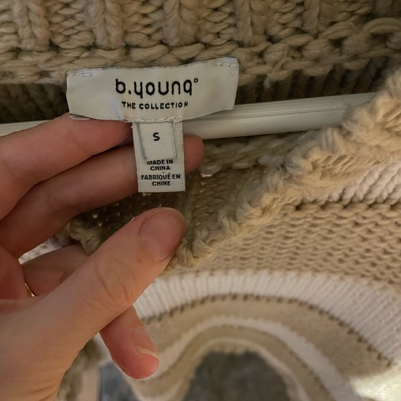 Simon’s Beige Sweater (Small) - Picture 4 of 5